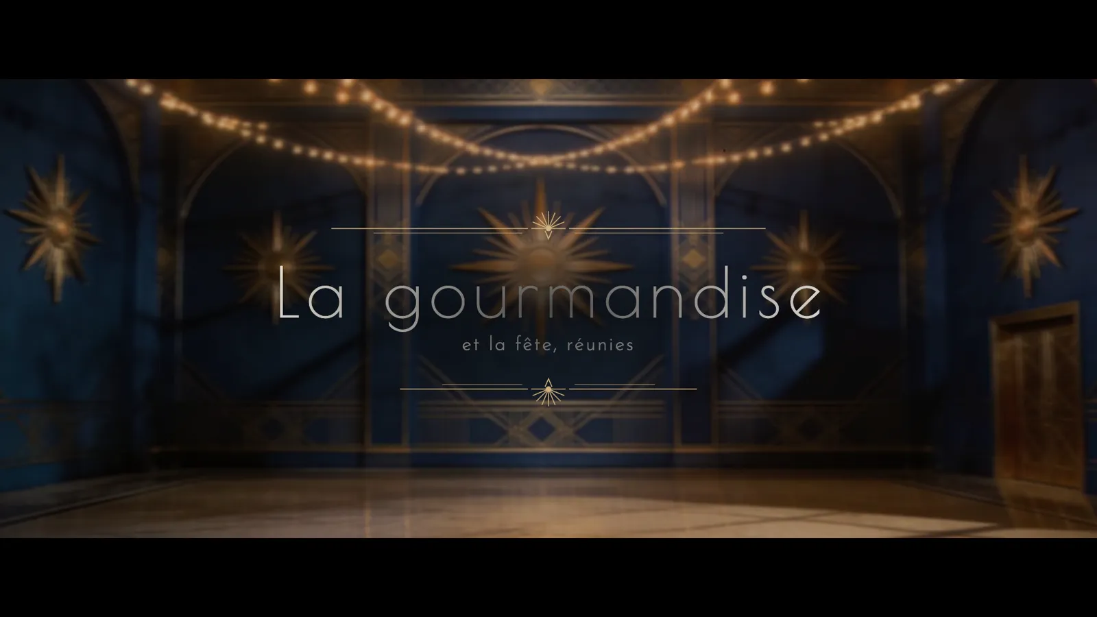 Image du film : carton Art déco « La gourmandise et la fête, réunies » dans un salon doré